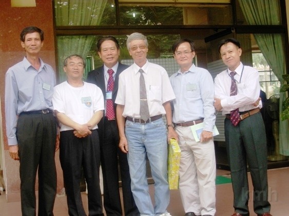 chup hinh ky niem.JPG - Từ trái: ..., Bó K4, Định K1A, thầy Dương Mạnh Thường, Ái K4(Mỹ), Hoạt K4